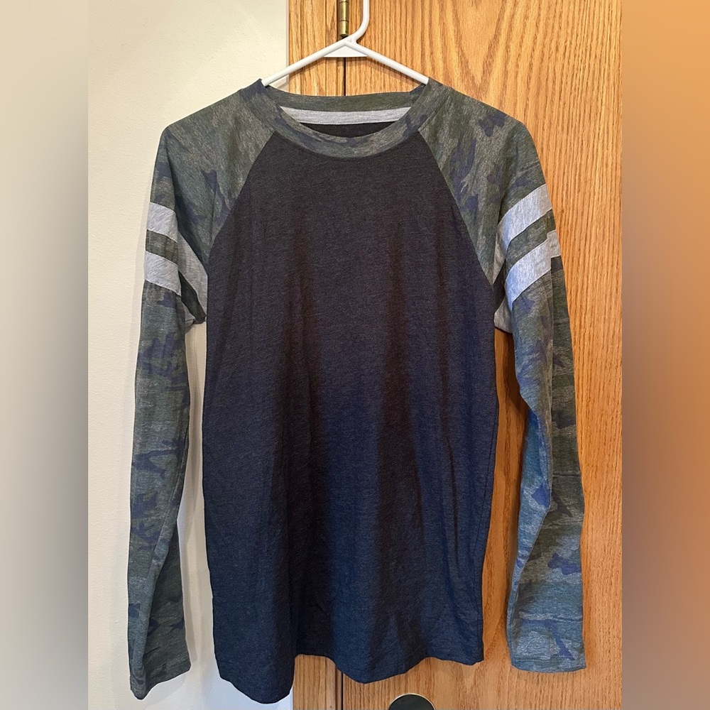 Unisex Long Sleeve
Size: Medium 
Camo - back looks the same as front